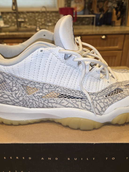 Jordan\'s 11 IE Low 1996 main image 16